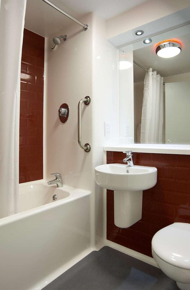 Travelodge Woolwich Hotel 2*